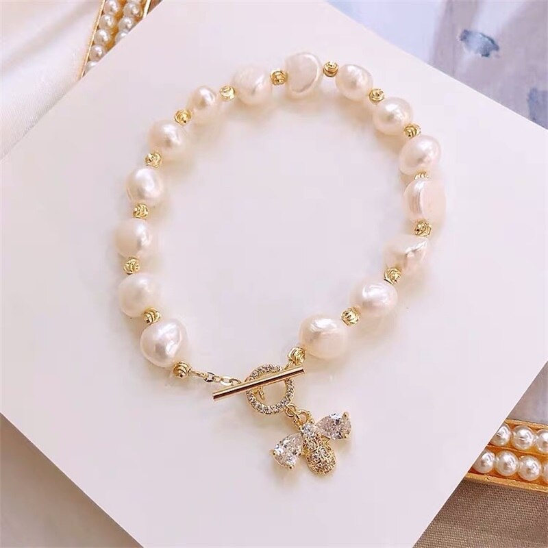 Korea Natürliche Barock Süßwasser Perle Armbinde Unregelmäßigen Weißen Perle Biene Anhänger Armbinde für Frauen Dame Luxus Schmuck