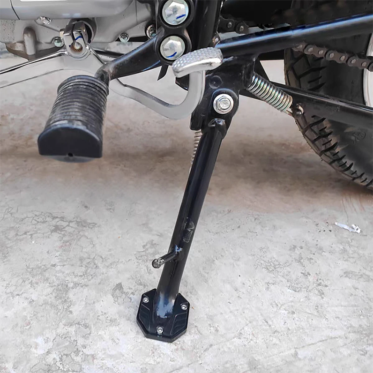 1 stks CNC Aluminium Motorfiets Kickstand Extender Voet Zijstandaard Extension Pad Anti-slip Ondersteuning Plaat Vergrote Basis