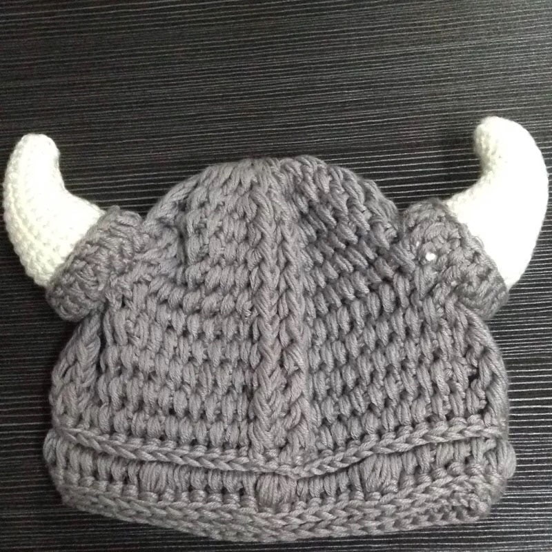 Handgjord virkad mössa stickade vikingahorn barnfotografering fest ullmössa pirathorn