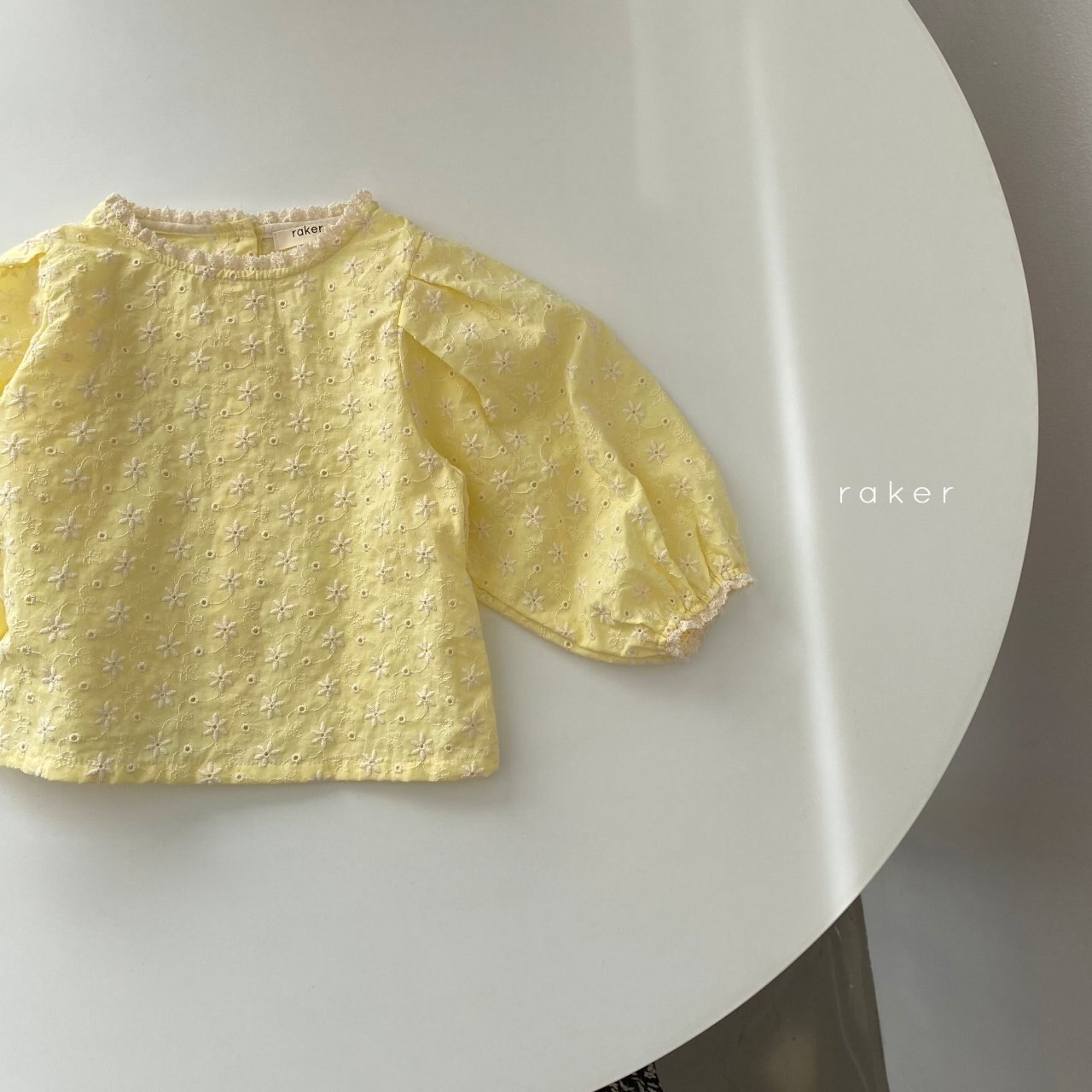 Chemise ample à manches longues pour enfants, haut doux pour filles coréennes, col à fleurs, vêtements imprimés, collection printemps et automne: light yellow / 24M