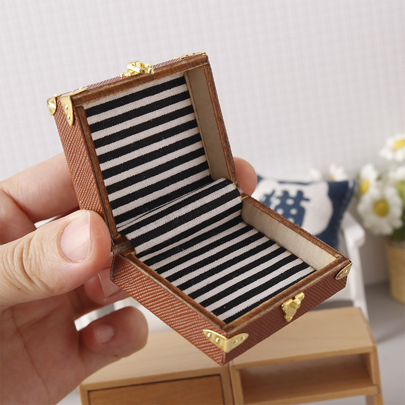 Mini maleta en miniatura para casa de muñecas, caja de equipaje de cuero Vintage, caja de almacenamiento, decoración de modelo para el hogar, decoración de escritorio de microescena, 1:12