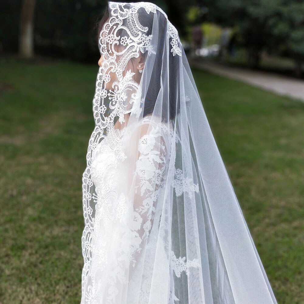 Fotos reales de velos de novia de una capa con borde de encaje, estilo capilla estilo bosque, con peine, largo velo de novia de tul blanco marfil.