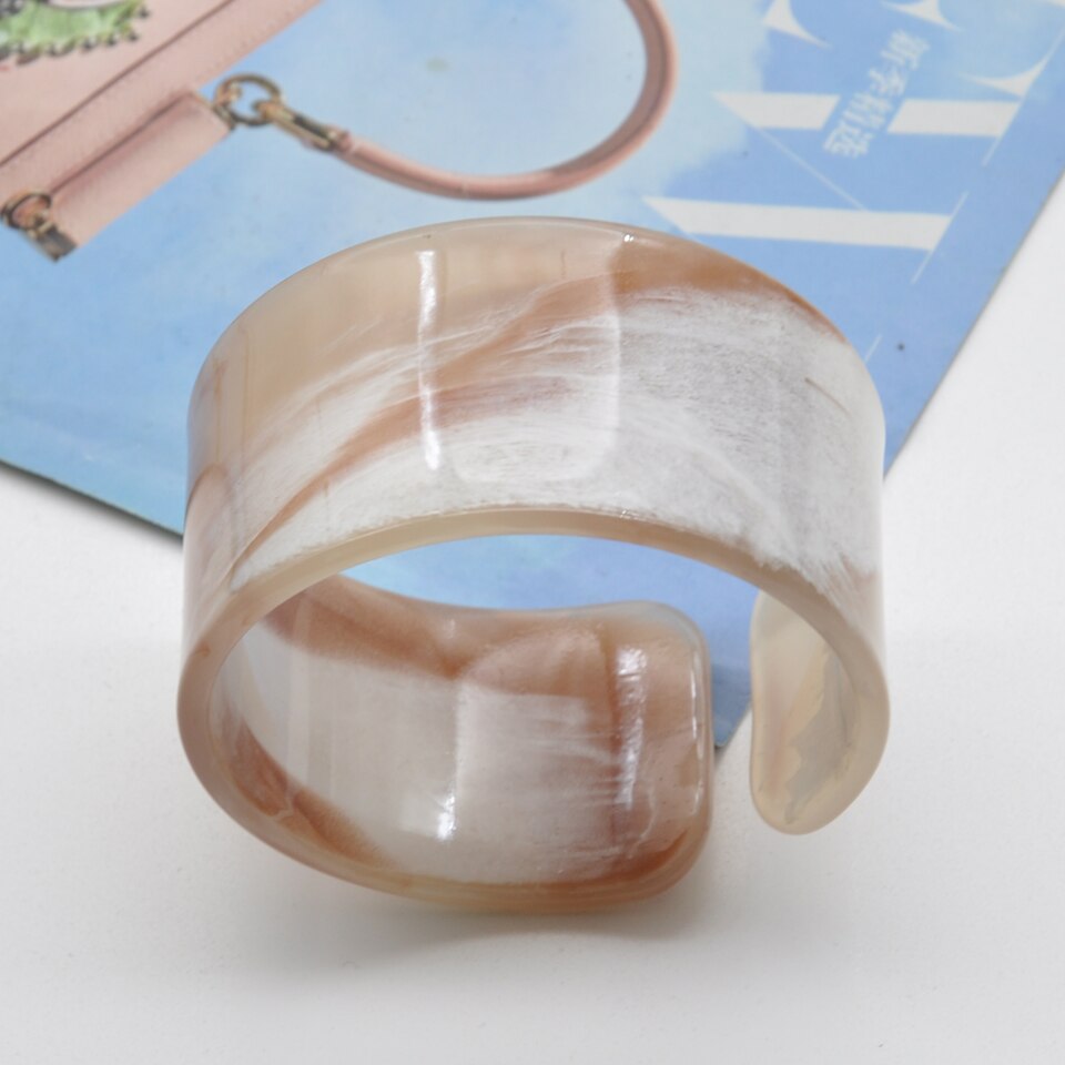 Stijlvolle Breed Breedte Kleurrijke Acryl Vrouwen Manchet Bangle: Beige