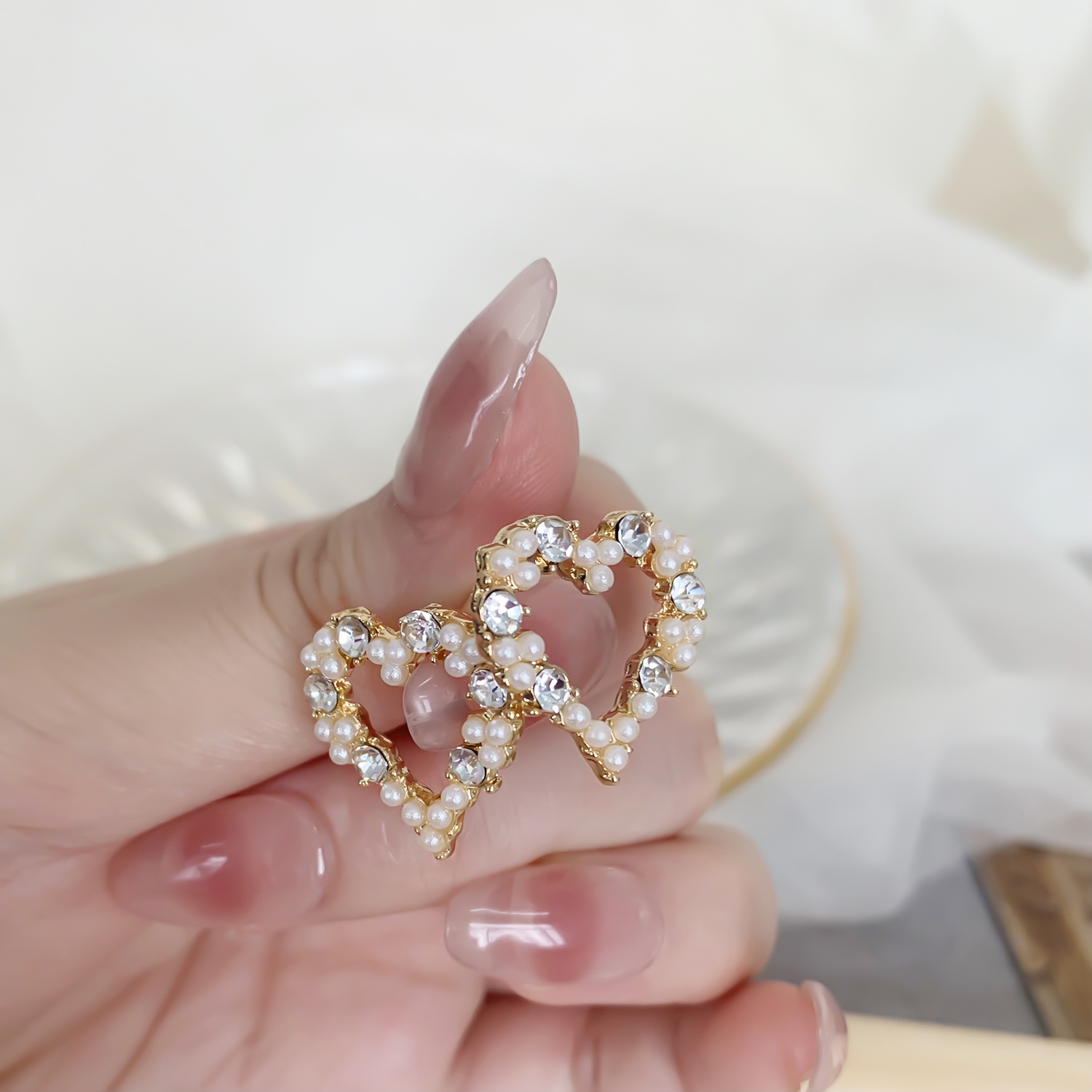 Eenvoudige Imitatie Parel Liefde Hart Oorbellen Voor Vrouwelijke Temperament Stud Oorbellen 2024 Trendy Elegante Mode Bruiloft Sieraden: Licht Geel Goud Kleur