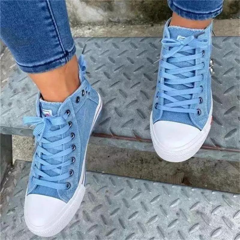 Zapatillas de tela vaquera con punta redonda y tacón plano para mujer, Zapatos de deporte informales clásicos, cómodos, con cordones, decoración de calavera de Metal, 3KC029