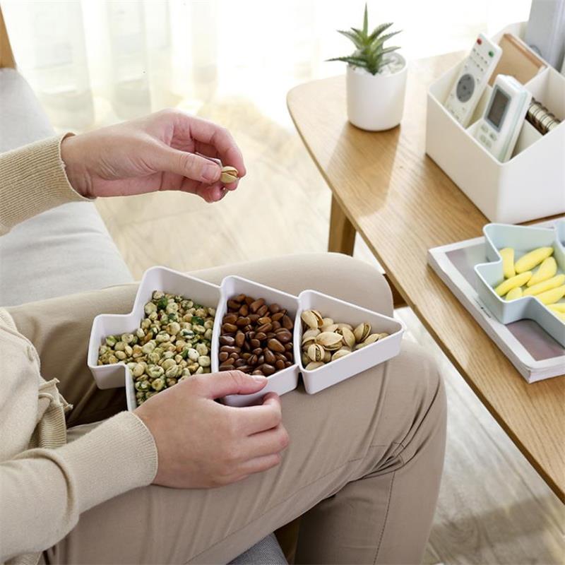 Julgran form godis snacks nötter frön torra frukter plast tallrikar litet träd fack mellanmål låda rätter skål