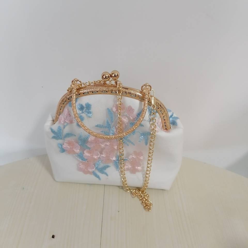 Classic Embroidery Flowers Kiss lock Shell Bags Bag Chain Women Shoulder Crossbody Bag Vintage Women's Handbags: women bag 2