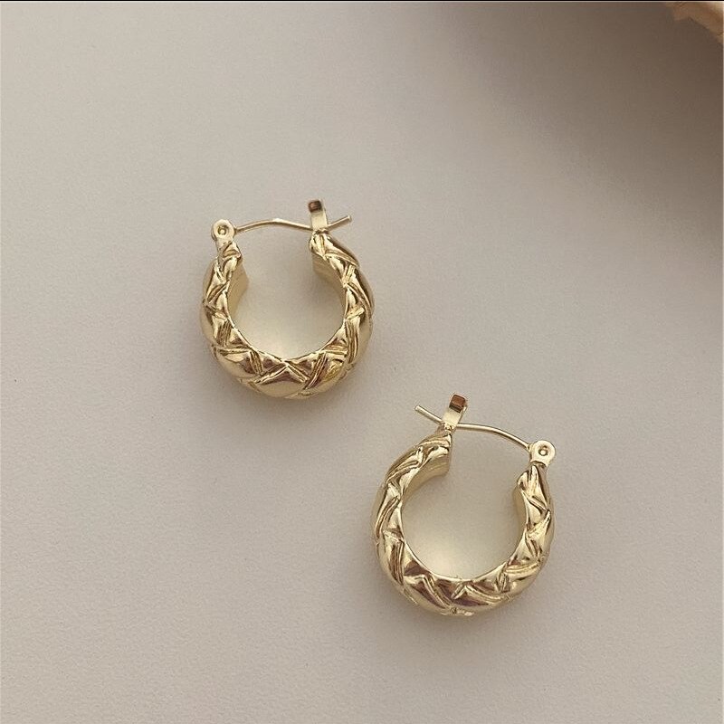 AOMU Einfache Chic Messing Metall Gold Hoop Ohrringe Vintage Runde Kreis Twisted Geometrische Ohrringe für Frauen Haken Punk Ethnische