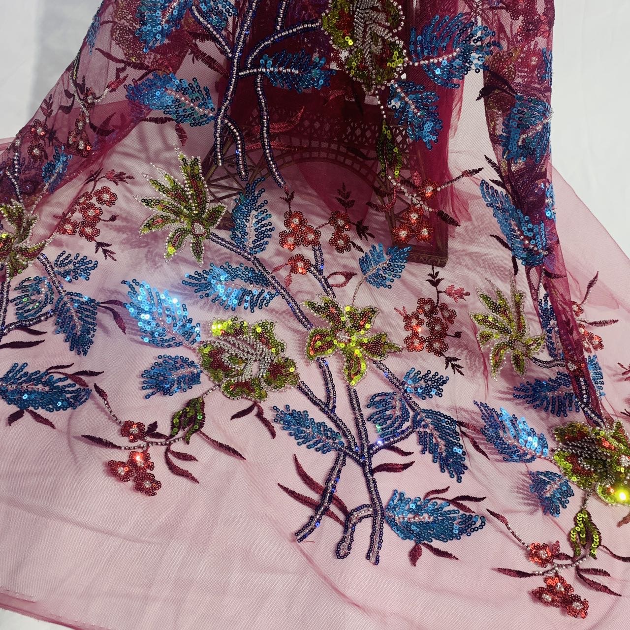 Tissu brodé en maille multicolore à paillettes et perles, 2022