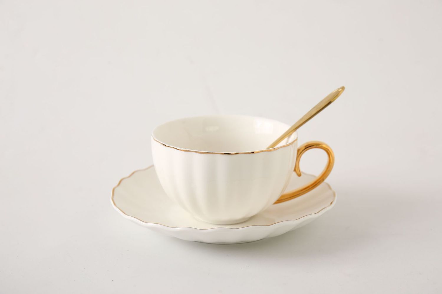 European Leisure Time Afternoon Tea Ceramics Coffee Cup Saucers English Style Phnom Penh Coffee Mug Bring Golden Flower Spoon: white