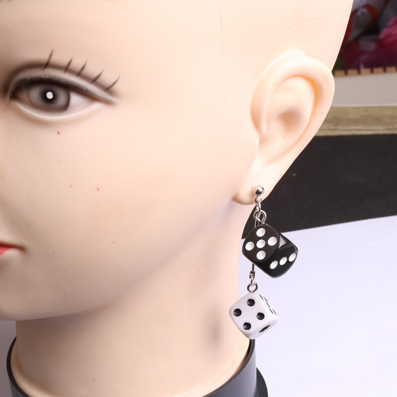 Pendientes de dados blancos y negros, diminutos dados colgantes, pendientes colgantes de dados de la suerte, de póker, pendientes de buena suerte con tema de Casino