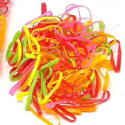 Bandas de goma coloridas atan el pelo organizar a los ayudantes y organizar cables de ordenador cable de ordenador organizar a los ayudantes