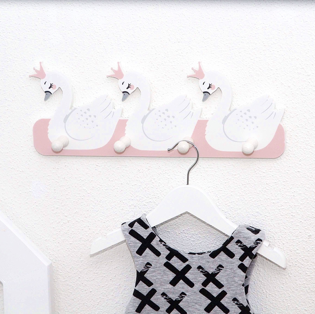 Nordiske børnerum håndværk svane kappekrog træhylder væghængende kroge baby værelse indretning display stand holder arrangør
