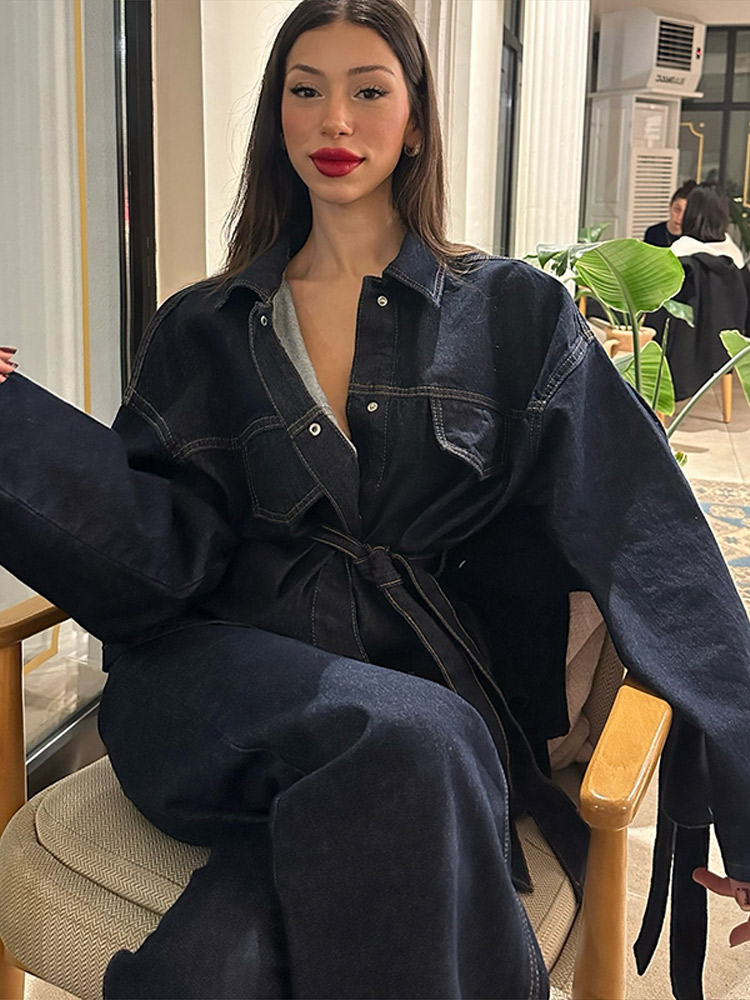 Vintage tweedelig denim set voor dames, bestaande uit een single-breasted jasje met revers en riem, en een bijpassende high-waist straight leg jeans. een casual outfit voor elke dag.