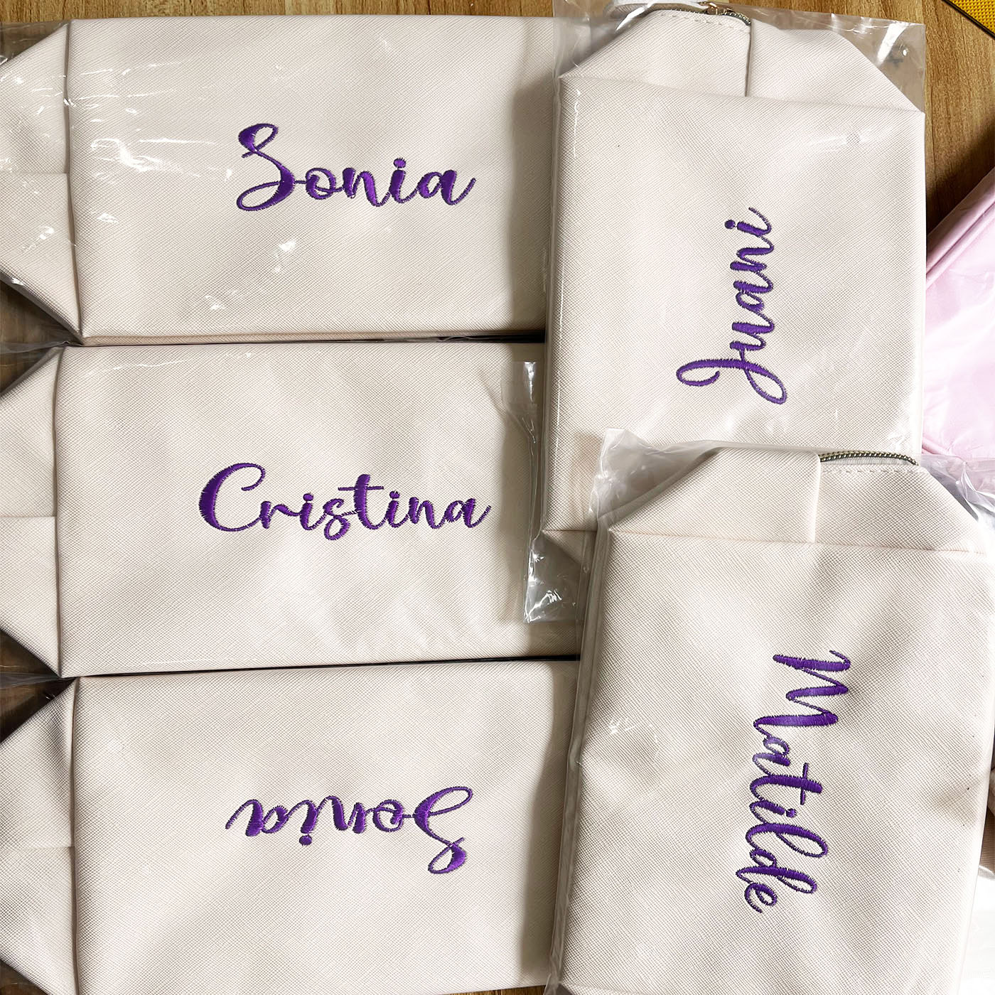 Bolsa de maquillaje con bordado personalizado, kits de cosméticos de aseo impermeables de cuero Saffiano PU portátil para hombre y mujer, logotipo de nombre personalizado