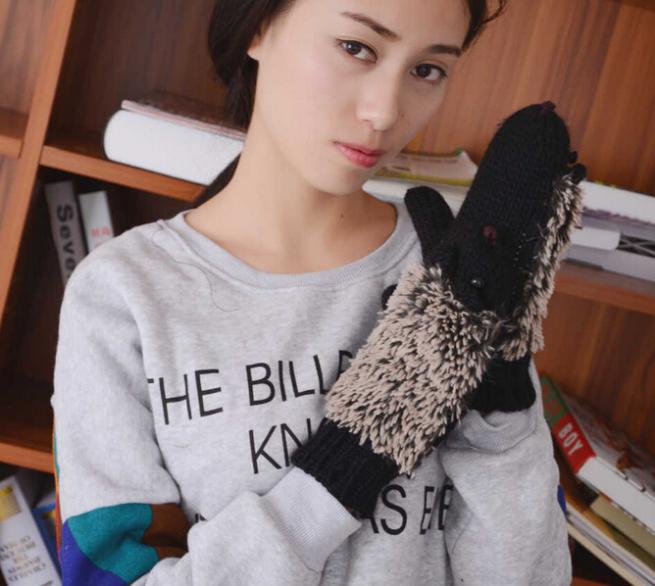 OMH 7 color to choose girls novelty in winter Warm outdoor gloves woman&#39;s Cartoon hedgehog cotton gloves ST30: black