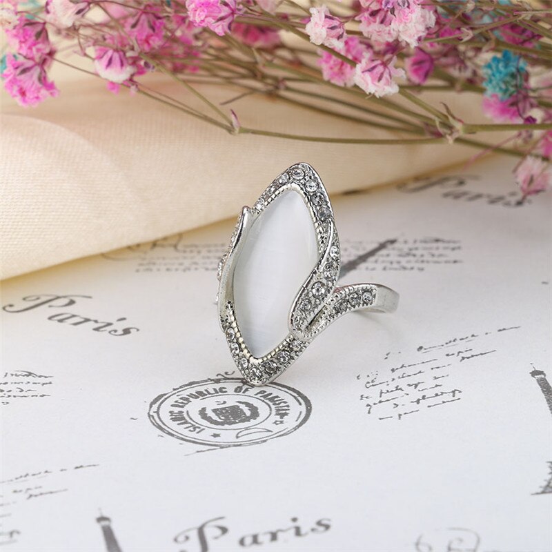 Bohemian Weiß Opal Big Ringe Für Frauen Engagement Ring Weiblichen Vintage Schmuck Silbrig Ringe Weibliche Retro Party Ring