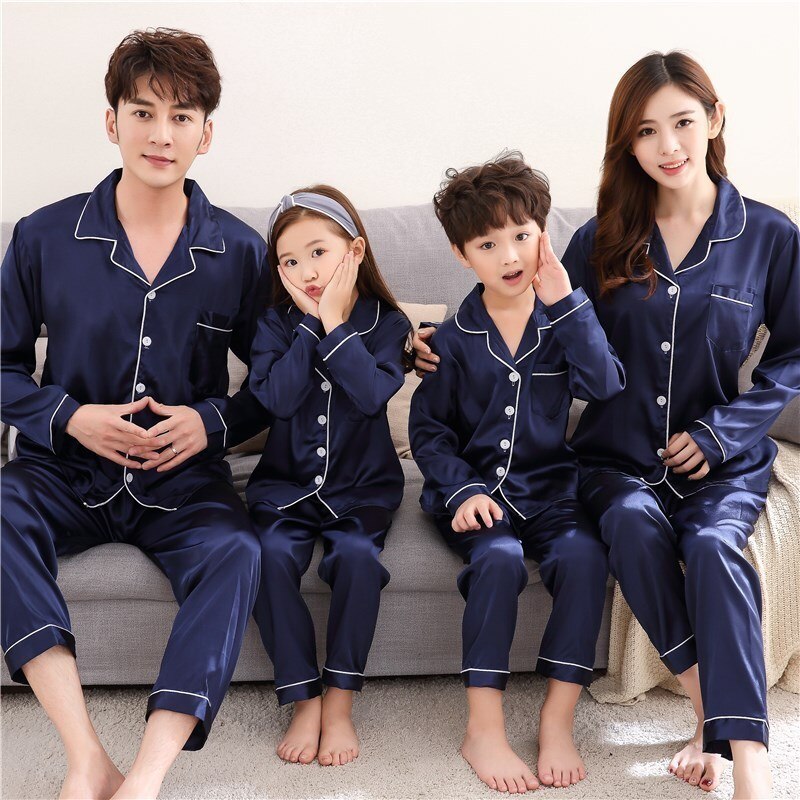 Familj matchande pyjamas set far mor dotter son passar långärmad siden familj matchande nattkläder nattkläder
