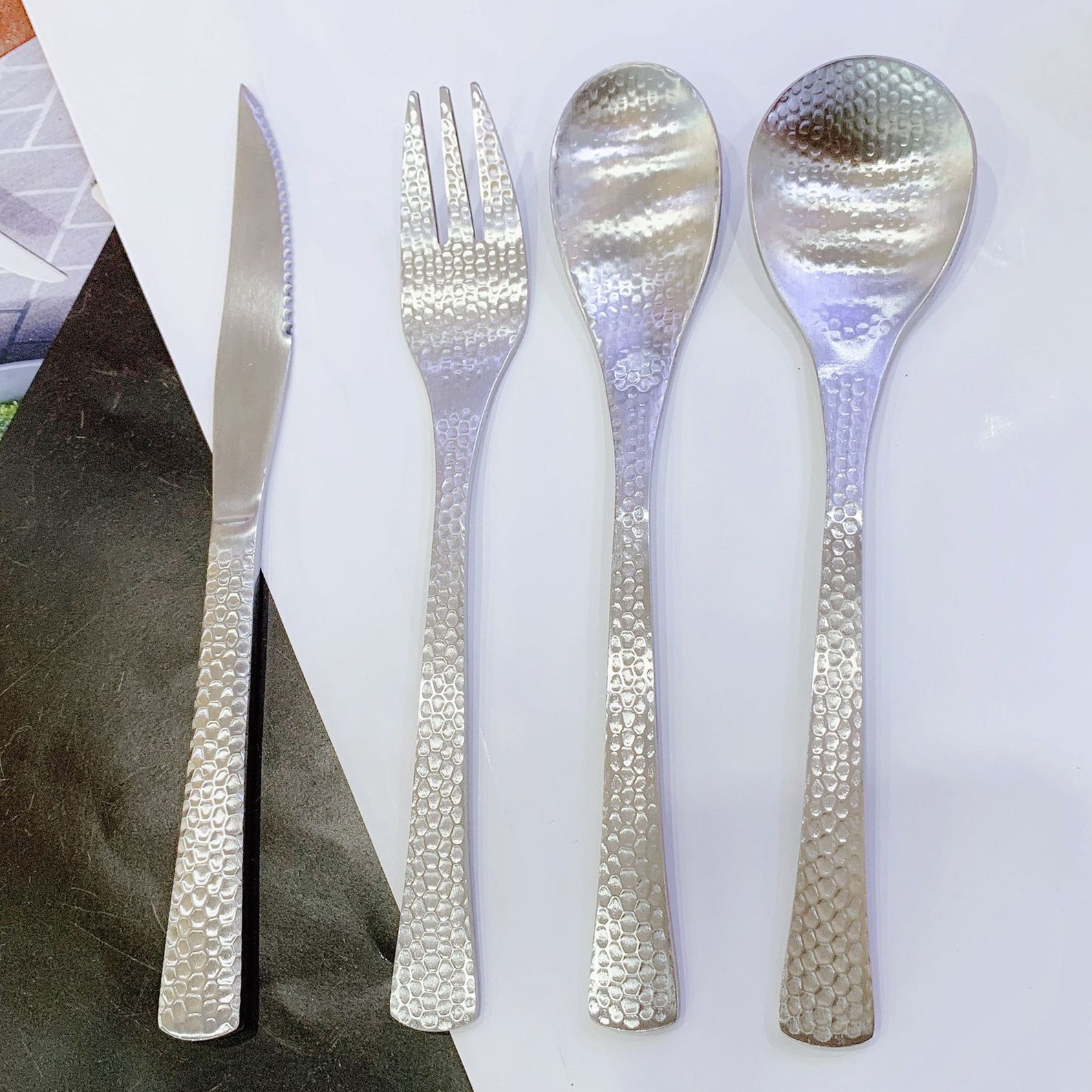 Full Hammered 18/10 Stainless Steel Silverware Cutlery Set Flatware Service for 4 Tableware Steak Knives Spoons Forks for Home: Set of 4
