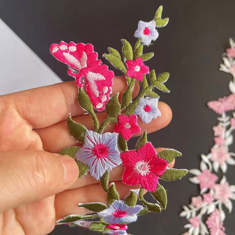 Delikat blomsterranke med sommerfugl klesklistremerke termokollant lapp, blomsterbrodert applikasjon strykelapper til klær