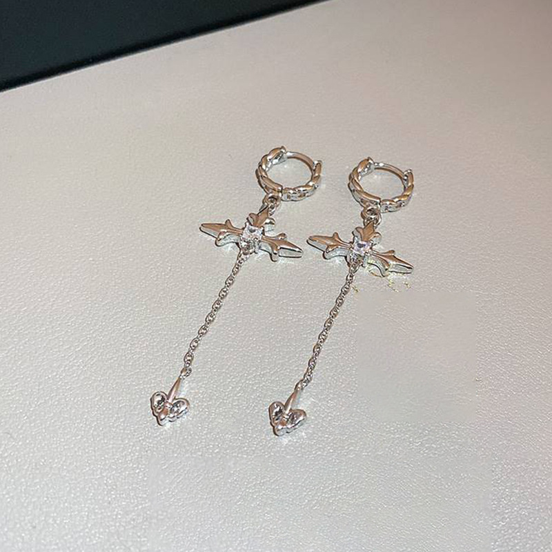 Luxe zilverkleurige oorbellen met grote plant en glinsterende zirkonia steentjes, geschikt voor dames, koreaanse oorbellen.