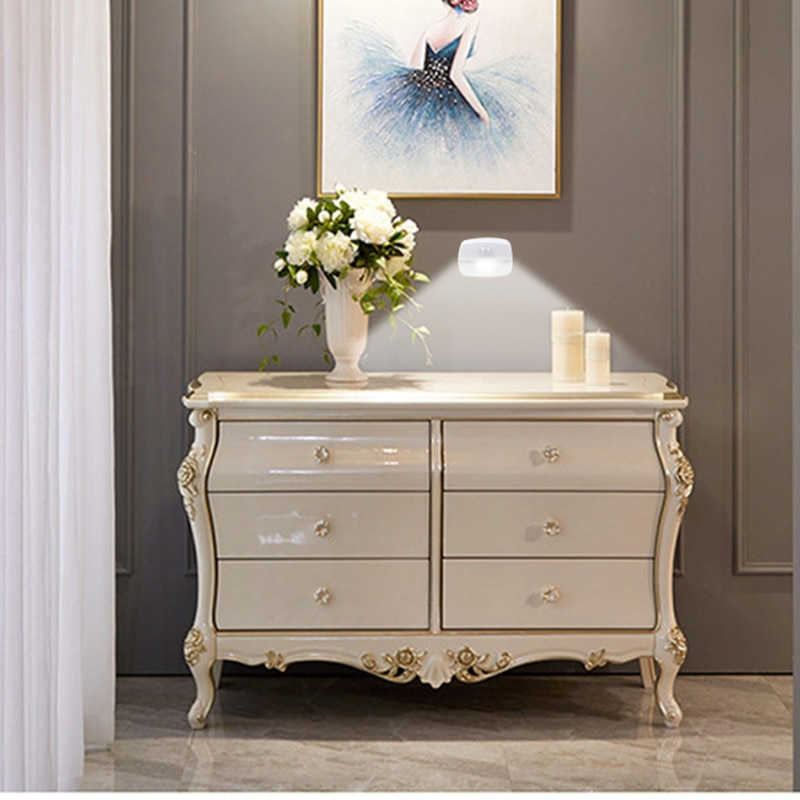 Kabellose led-nachtlichter mit pir-bewegungsmelder für flur, schrank, treppenhaus und andere räume liefern ein helles und klares licht.