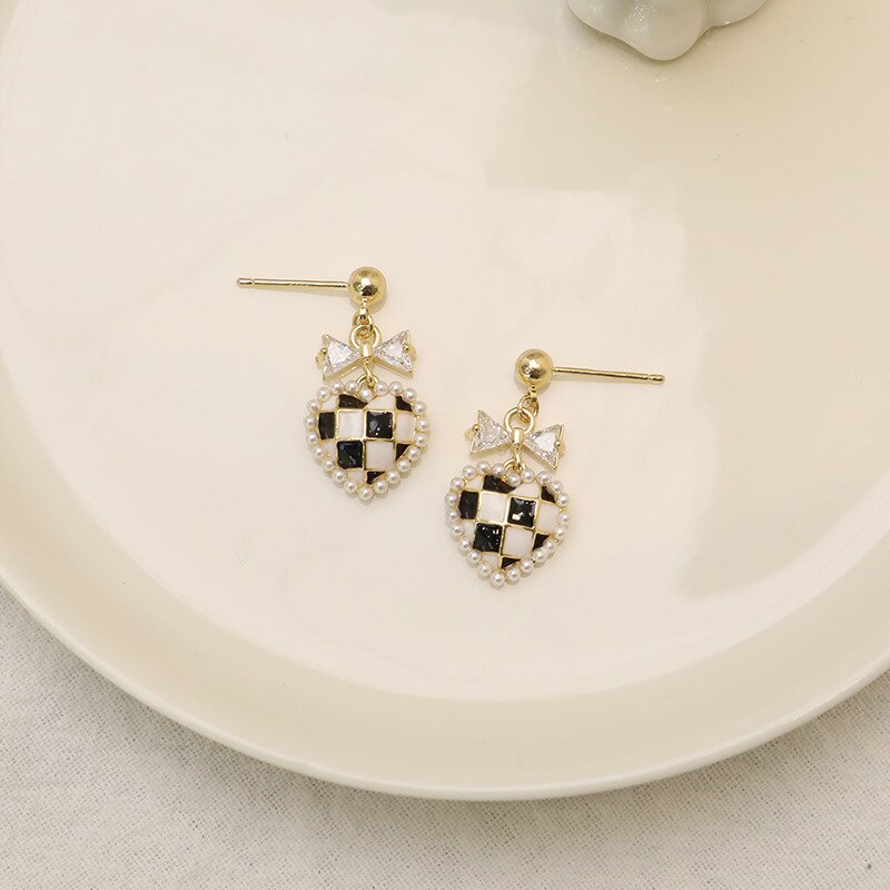 Chique oorbellen met geruite hartjes, asymmetrische oorbellen met ruitpatroon, oorbellen met berenhartjes en strass-steentjes, oorbellen ingelegd met parels