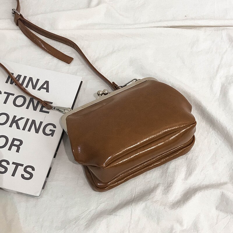 Retro patent læder taske kvinder pu håndtaske ensfarvet afslappet lille crossbody skuldertaske shell type messenger tasker: Brun