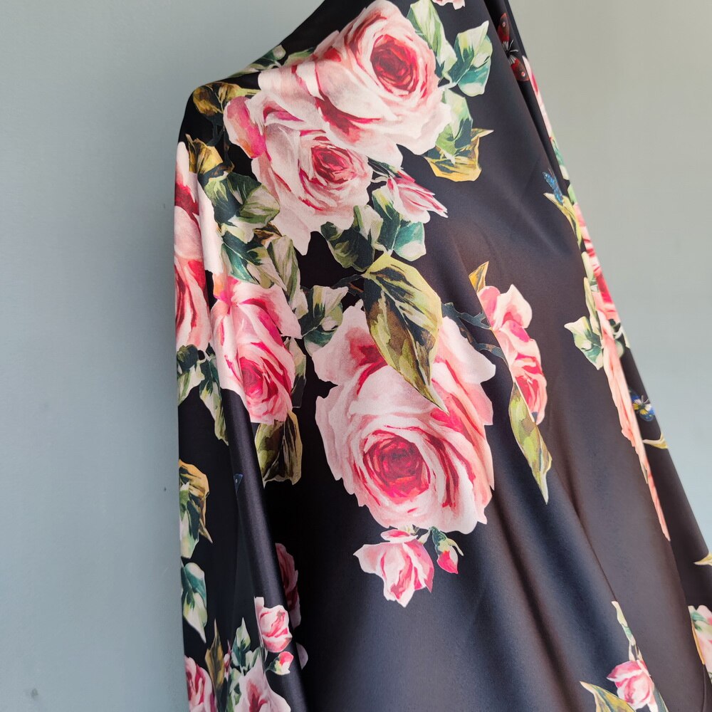 Skredderbutikk ren silke sateng tøye ut silke rosa rose silke til kjole bryllupstau svart bakgrunn med rosa rose merkevare silke