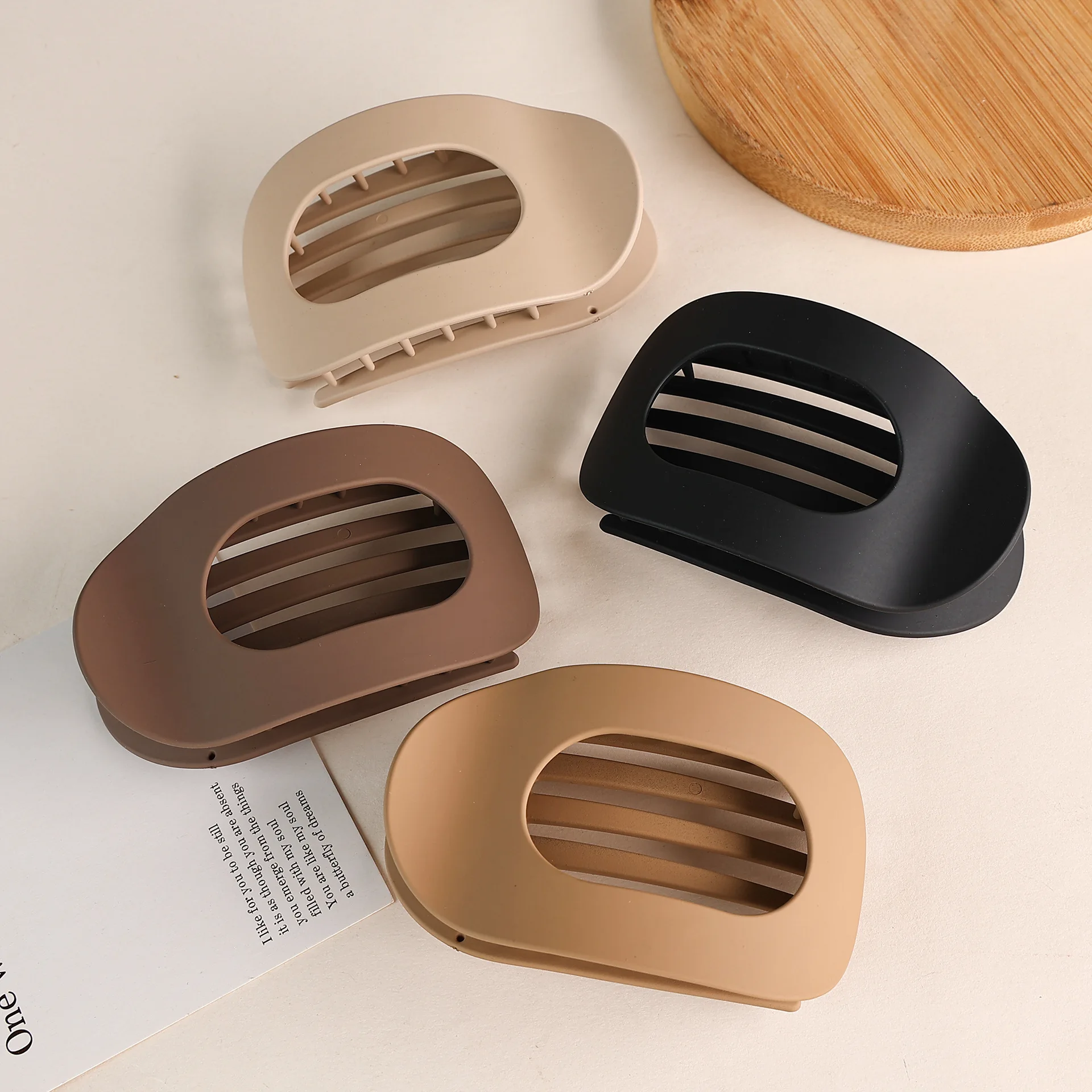 Fashion Oval Hair Claw Clip for Women New Design Leopard Matte Curved Flat Styling Barrettes Acrylic Lying Down Hair Accessories: Cinza escuro
