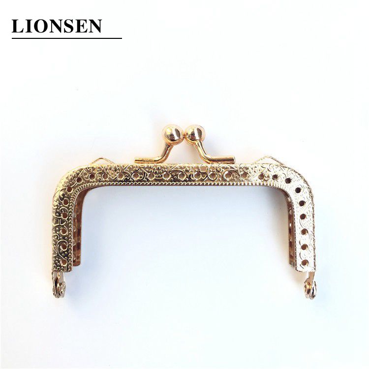 LIONSEN 8.5 centimetri piazza del Metallo Maniglia Della Borsa di cornice per il Sacchetto di Frizione Della Borsa di Accessori Che Fanno Bacio Catenaccio di Blocco Bronzo Antico pistola balck: Oro chiaro