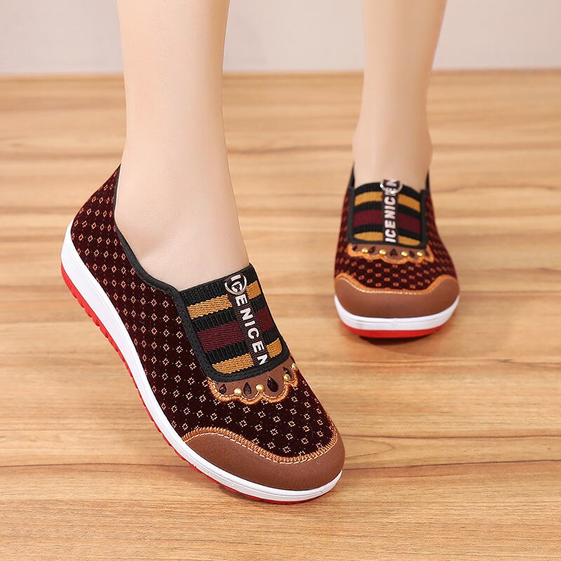 Style vieux Beijing tissu chaussures femmes fond souple antidérapant moyen-âge loisirs tissu fond plat maman chaussures femme chaussures