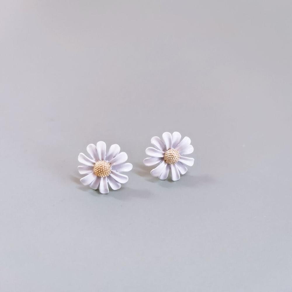 Coréen femme sauvage asymétrique marguerite fleur couleur argent aiguille boucles d'oreilles adapté pour Banquet anniversaire bijoux: B