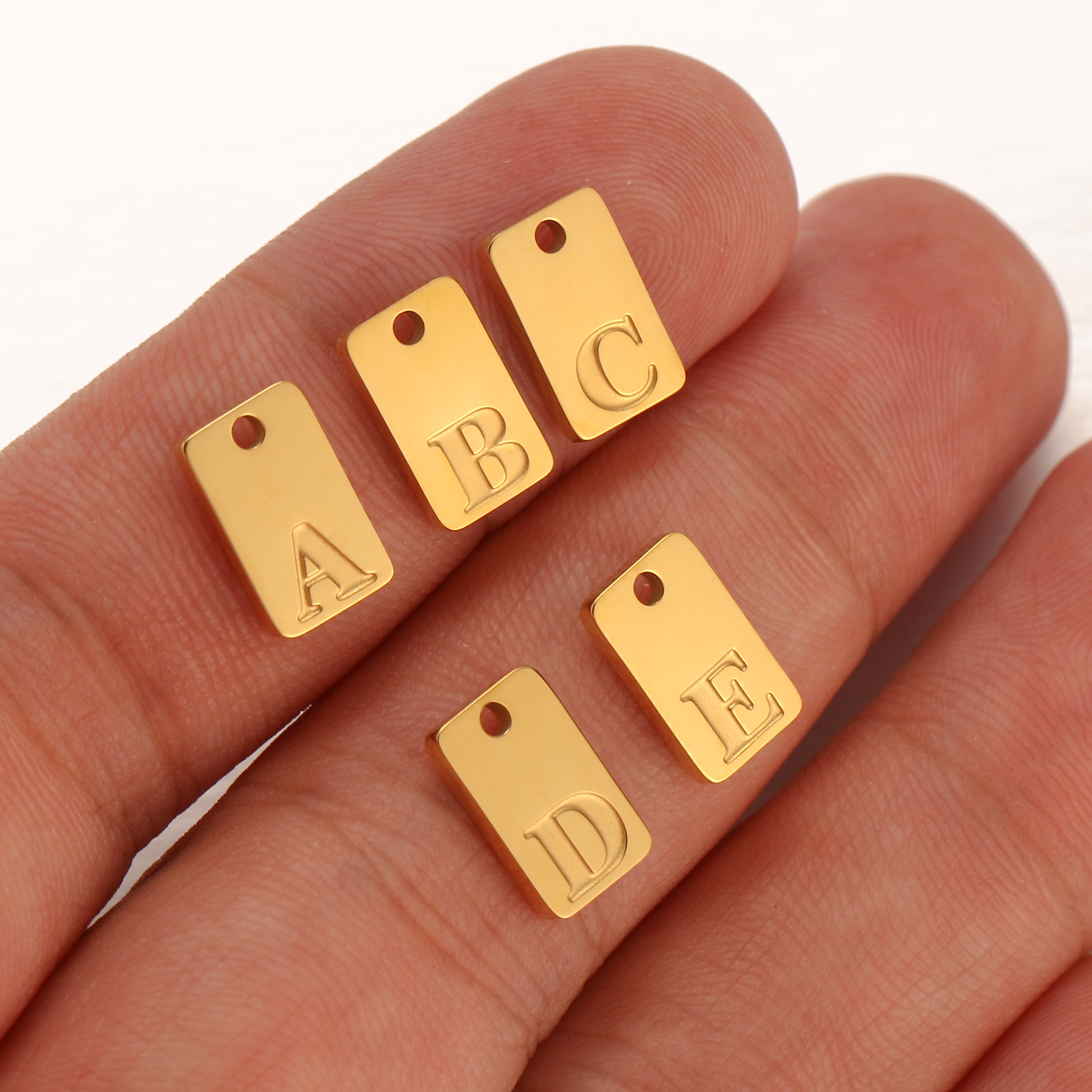 Breloques initiales de l'alphabet carré en acier inoxydable, lettre anglaise gravée, colliers de la présidence bricolage, fabrication de bijoux esthétiques, 5 pièces par lot
