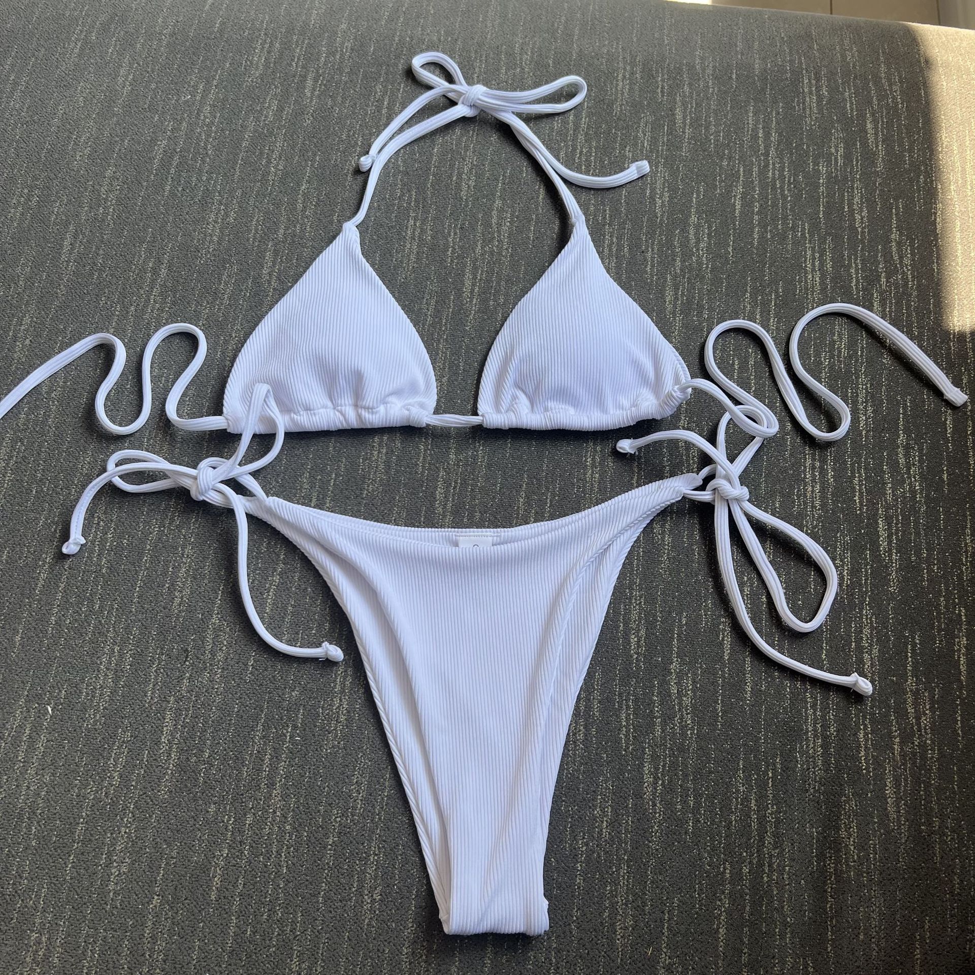 Liten randig ribbad bikiniset för kvinnor sexig enkel enfärgad halterneck baddräkt snörning strandbaddräkt sidobandage string baddräkt: S / Vit