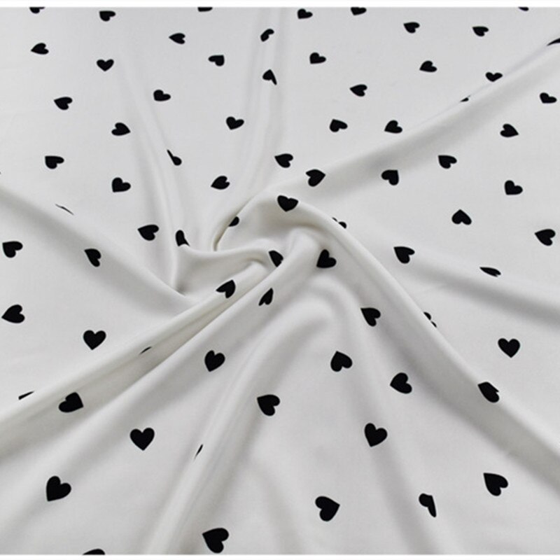Meio metro 2020 nova chegada primavera verão fundo branco com amor coração impressão plana cetim tecido para vestuário vestido de moda t1358