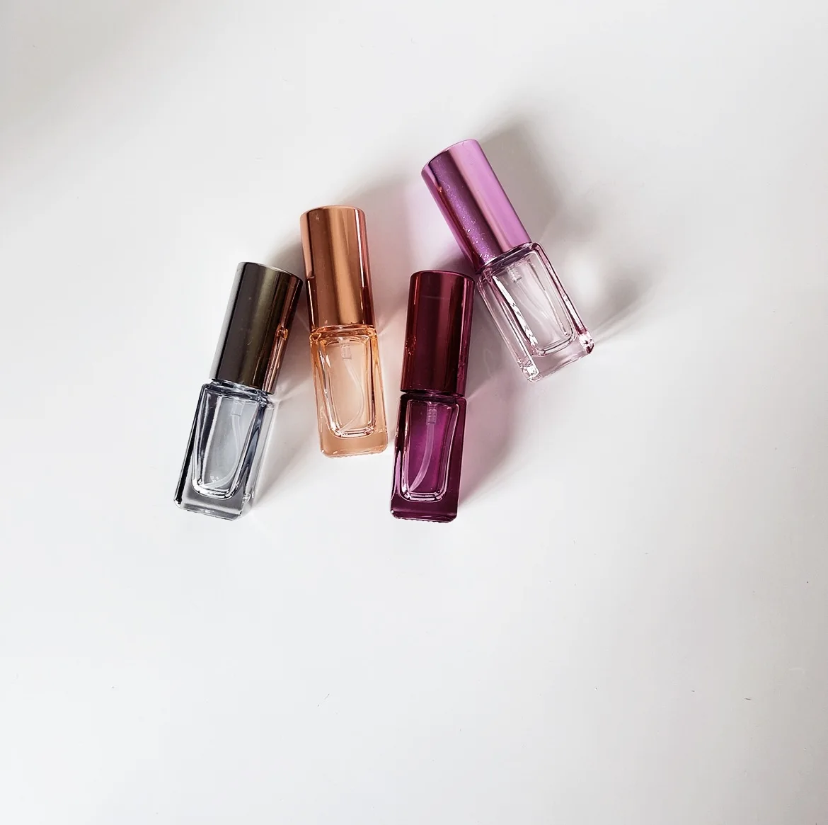 4 Uds 3/5/10/20ml Mini botella de Perfume de vidrio colorida atomizador cuadrado maquillaje portátil botella de Perfume de repuesto de viaje: Beige / 5 ml