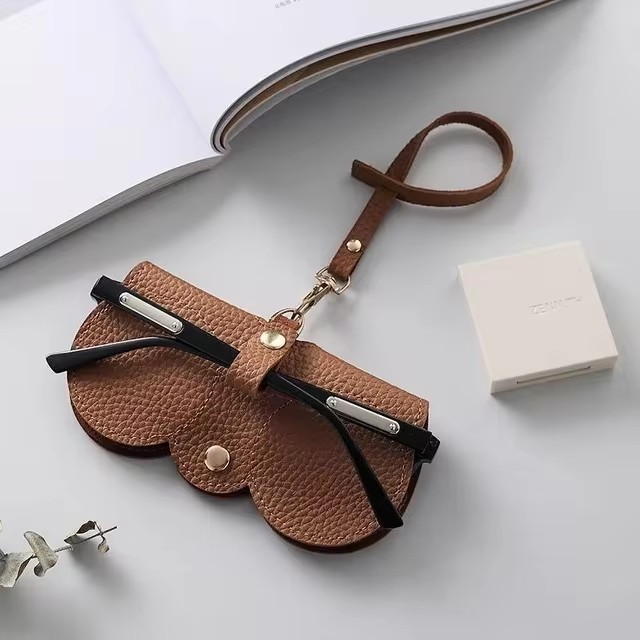 Litschi geprägte Brillenabdeckung, niedlich, zum Aufhängen, Pu-Leder, Sonnenbrille, Lesebrille, Aufbewahrungstasche, tragbarer Reise-Brillenhalter: Weiß