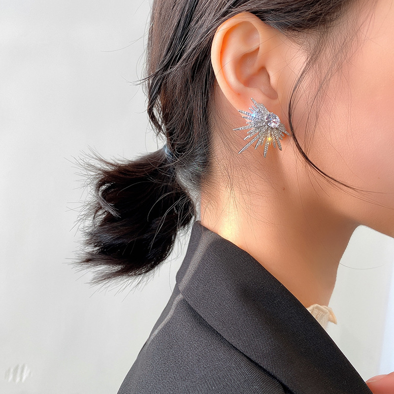 Luxe zilverkleurige oorbellen met grote plant en glinsterende zirkonia steentjes, geschikt voor dames, koreaanse oorbellen.