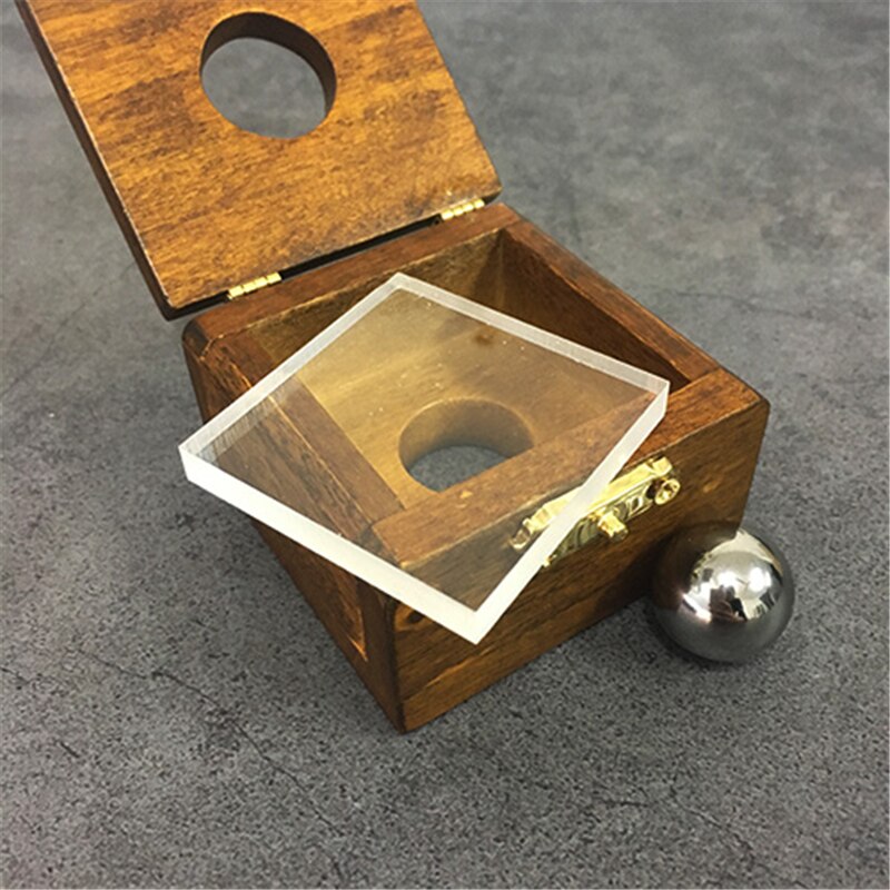 A Sfera in acciaio Attraverso Un Vetro Trucchi di Magia Penetrazione Solido attraverso il Solido Magia Mago chiudere su illusioni espediente puntello divertimento Mentalismo