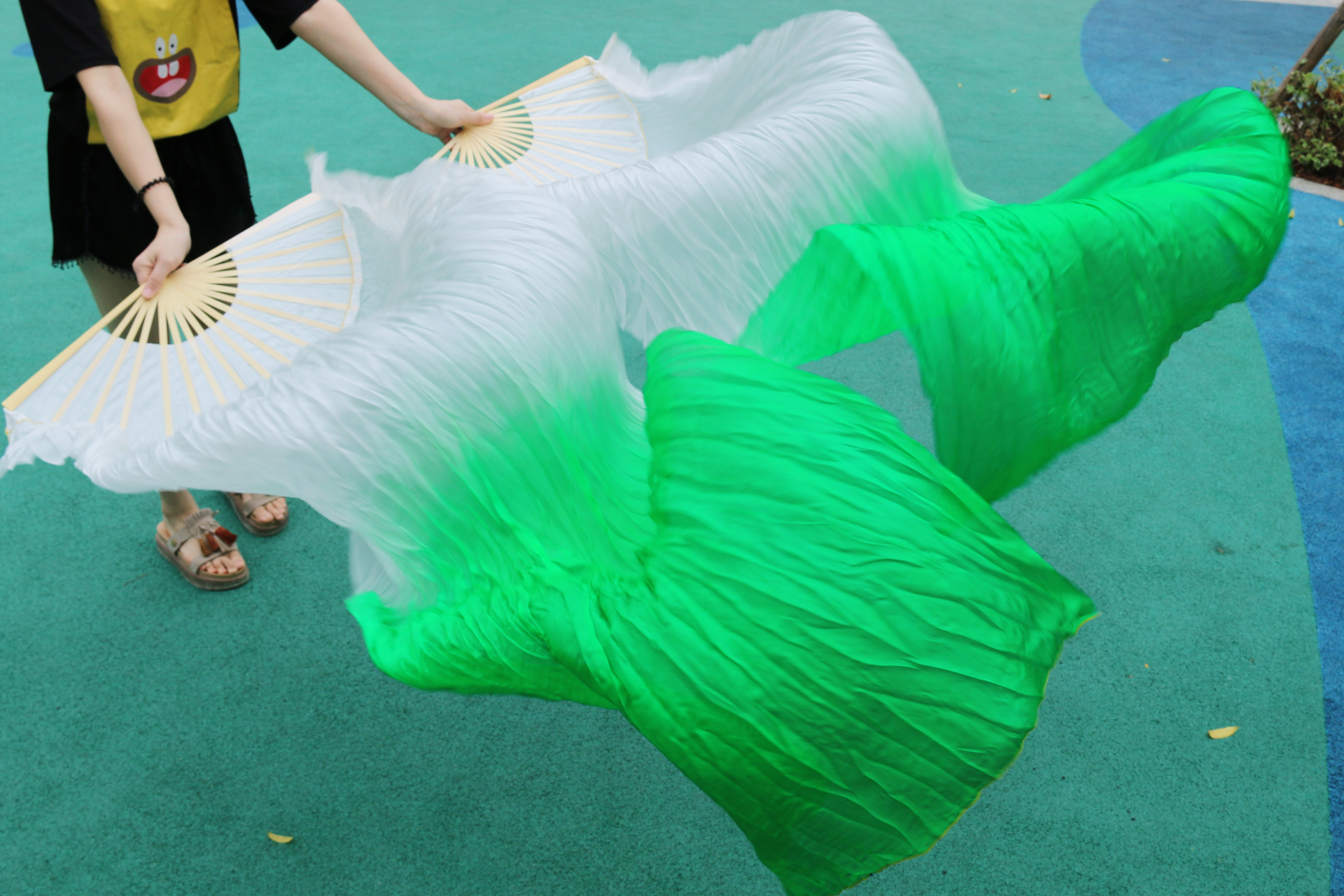 Par de abanicos del baile de seda china de para mujer, abanicos del baile del vientre, barata, BLANCO + verde claro + verde