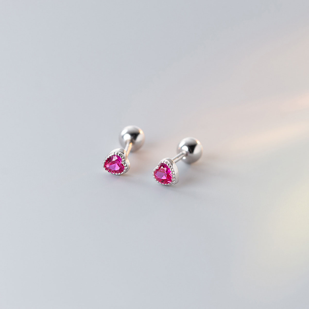 1 Pza lindo minimalista Mini pendiente con forma de corazón brillante cristal colorido CZ tornillo trasero pequeño cartílago Piercing pendiente joyería