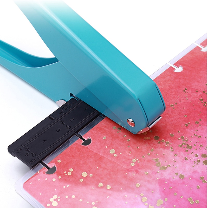 1Pc Eenvoudige Mini Enkele Papierpons Kleine Frisse Draagbare Kantoor Bindaccessoires Dagboek Scrapbook Perforator Kantoorartikelen kopen vanaf een prijs van 9.4