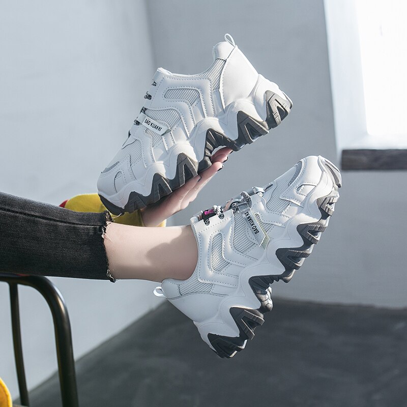 Goedkope hardloopschoenen voor dames, dames hardloopschoenen zomer mesh ademend platform golvende zool verhoogde dad sneakers