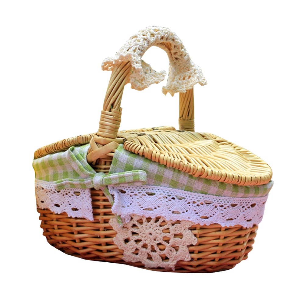 Handgeflochtener rattankorb mit henkel, ideal für picknick, camping und als aufbewahrungskorb für obst, brot und andere lebensmittel.