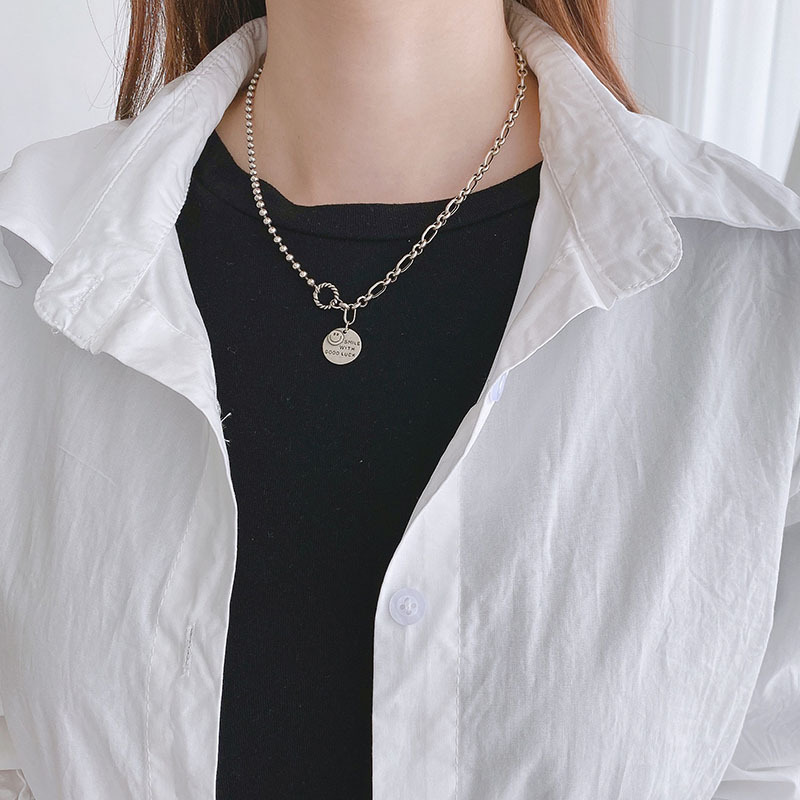 Qmcoco Zilver Kleur Vintage Ketting Ronde Glimlach Gezicht Hanger Ketting Gecontracteerd Trendy Ins Vrouwen Verjaardagsfeestje Sleutelbeen Keten