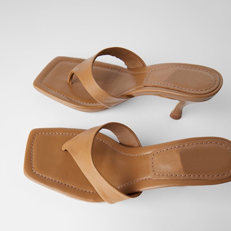 Zapatos de nuevos zapatos de mujer Sandalias de tacón alto de cuero de punta cuadrada Clip dedos de corte de empalme capas sandalias de