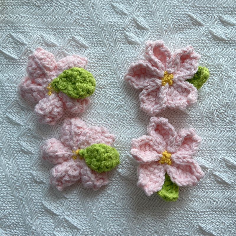 Flor de ganchillo tejida a mano, flor de cerezo, horquilla de ganchillo, accesorios de costura DIY, flor de hoja rosa y verde