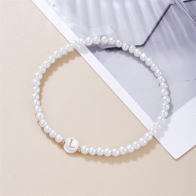Armbånd med initialer af az til kvinder, trendy hvide perler, rundt vedhæng, elastiske armbånd, smykker, perlemor-charme, pulsera: Rhodineret