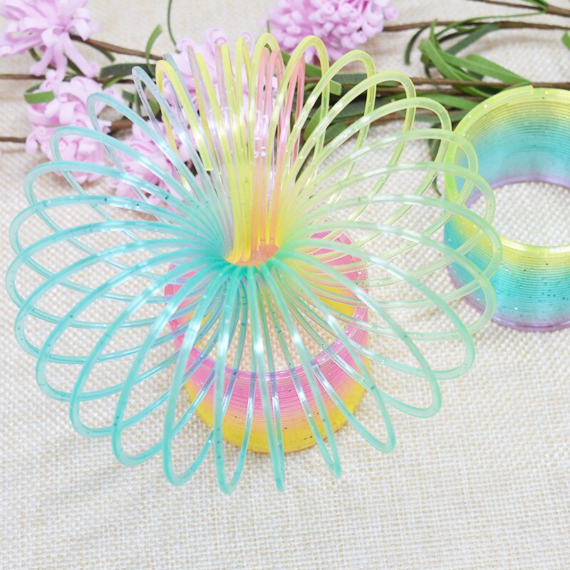 10 stuks magische plastic glimlach regenboog veer kleurrijke cirkel spoel voor kinderspellen grappige elastische ring educatief speelgoed